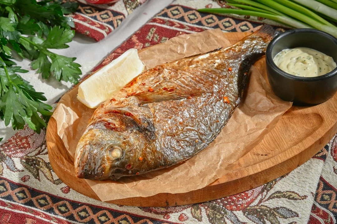 Дорадо на мангале целиком — рыба с лимоном и чесночным соусом, кафе «Рыжий Мастер»