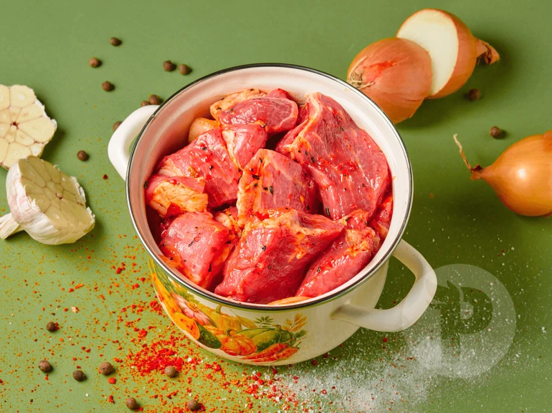 Свиная шея в маринаде, 1 кг — маринованное мясо для шашлыка от кафе «Рыжий Мастер»
